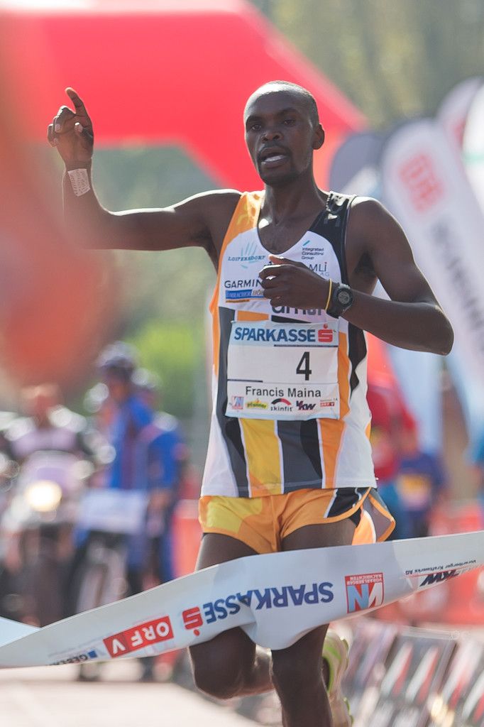 Nach einem kleinen Umweg auf der Zielgeraden erwischte Francis Ngare doch noch die Siegerkurve.