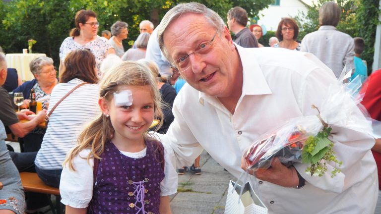 Elisa mit Pfarrer Wilfried, der immer ein offenes Ohr für die Jugend hatte. EGLE