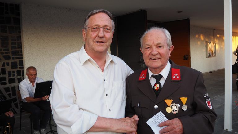 Pfarrer Wilfried mit Feuerwehrlegende Hans Fink.