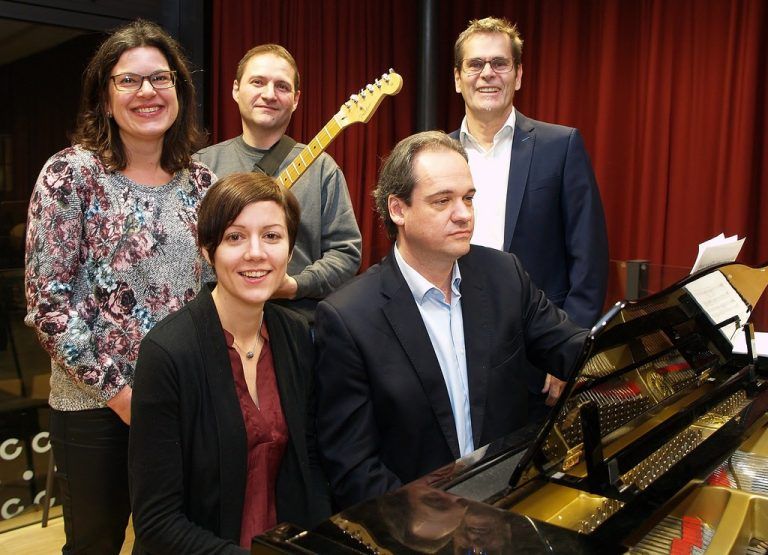 Direktor Helmut Abl (r.) mit den Musikpädagogen Brigitte Bohle, Claudia Eckert, Gernot Häfele und Andre Vitek. Fotos: sie