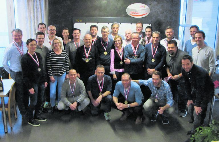Gruppenbild mit Siegern und Platzierten der Tennis-Hallenmeisterschaft.Privat