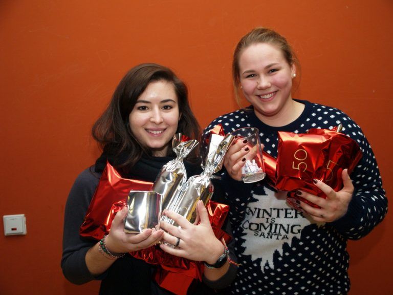 Schülerinnen Adela Dulovic und Stefanie van Dellen.