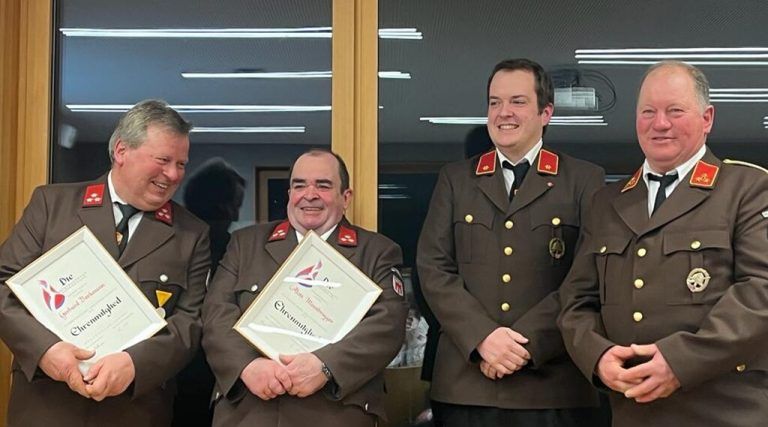 Besonders stolz sind Kdt. Armin Rottmaier und sein Stellvertreter Stefan Pfanner auf die neuen Ehrenmitglieder Gebhard Berkmann und Wise Moosbrugger.